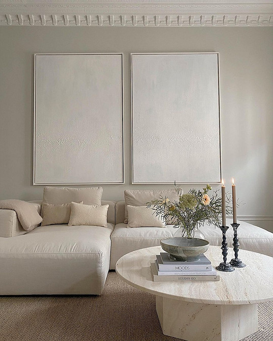 Стильний дизайн білої кухні з дерев'яною стільницею та світлими меблями.