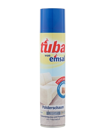 Елегантний білий диван в інтер'єрі з акцентними кольоровими подушками.