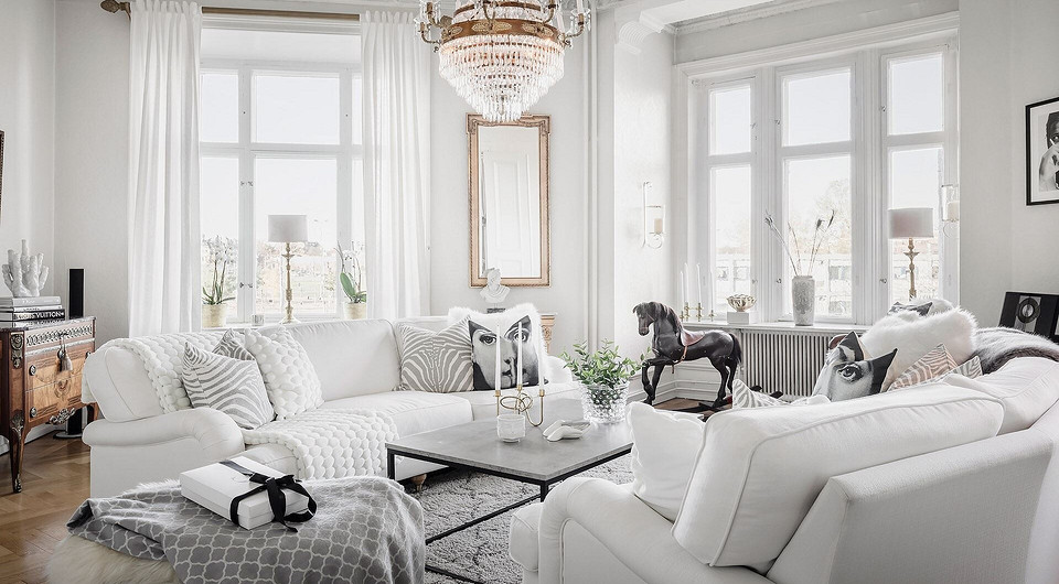 Інтер'єр з білими меблями: елегантний білий диван в сучасній вітальні.