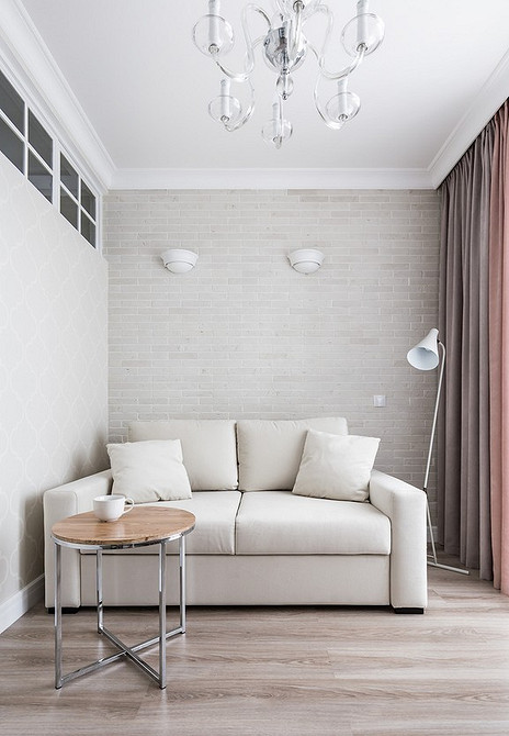 Білий диван в еко стилі з лляною оббивкою, натуральні матеріали, вітальня з рослинами