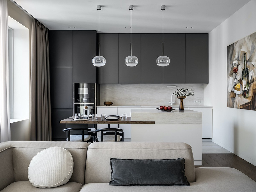 Сучасний інтер'єр з білим диваном, журнальним столиком та великим вікном