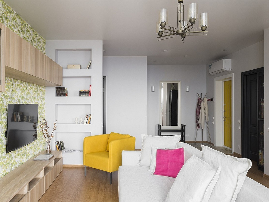 Білий диван в скандинавському стилі з дерев'яними ніжками, світла вітальня, мінімалізм