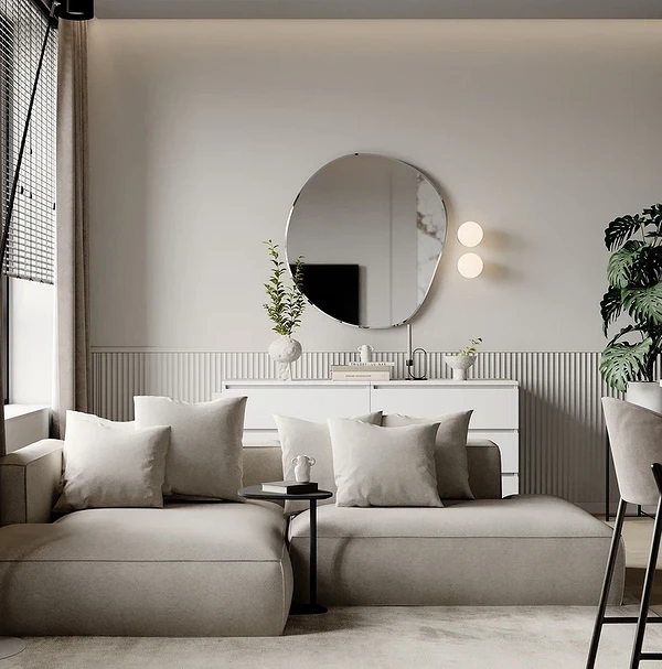 Класичний інтер'єр вітальні з білим диваном, прикрашеним подушками та елегантним декором.