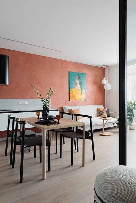 Скандинавський стиль: білий диван, дерев'яні меблі та мінімалістичний декор