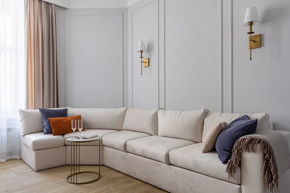 Стильний білий диван в інтер'єрі: вдале поєднання з дерев'яними елементами та килимом