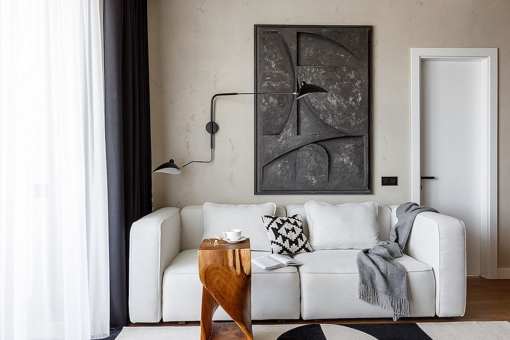 Білий кутовий диван в мінімалістичному інтер'єрі. Практичні поради щодо вибору дивану.