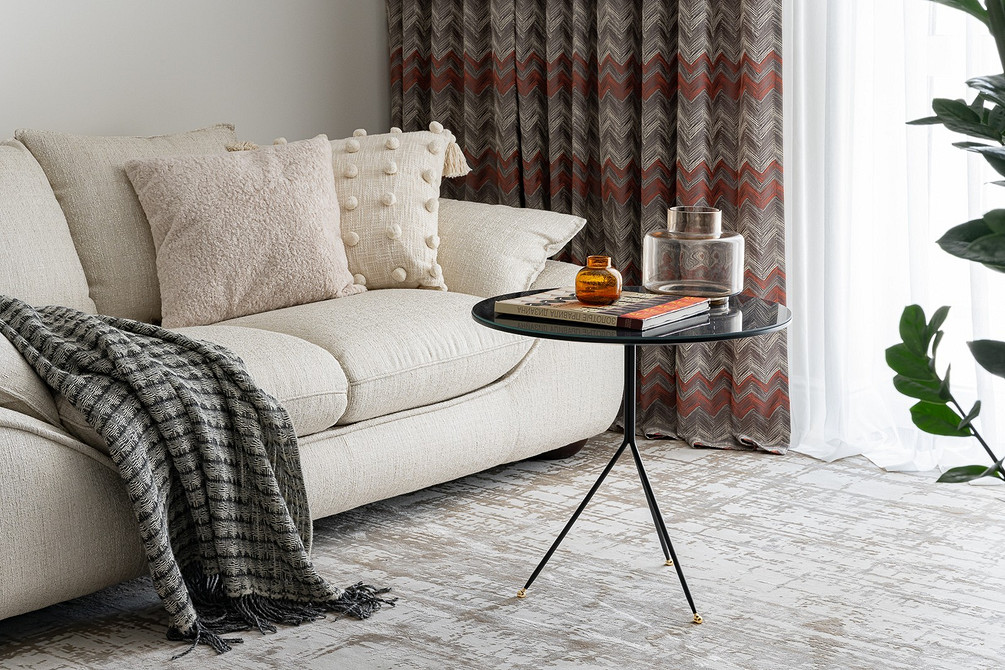 Елегантний білий диван: дизайн диванів та ідеї для розміщення в інтер'єрі