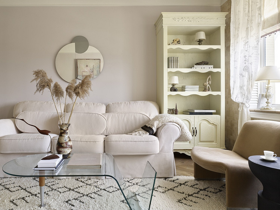 Білий кутовий диван у вітальні: зручне рішення для великої родини.