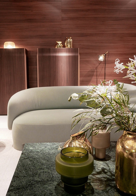 Білий диван в інтер'єрі вітальні з яскравими кольоровими акцентами та декоративними подушками.