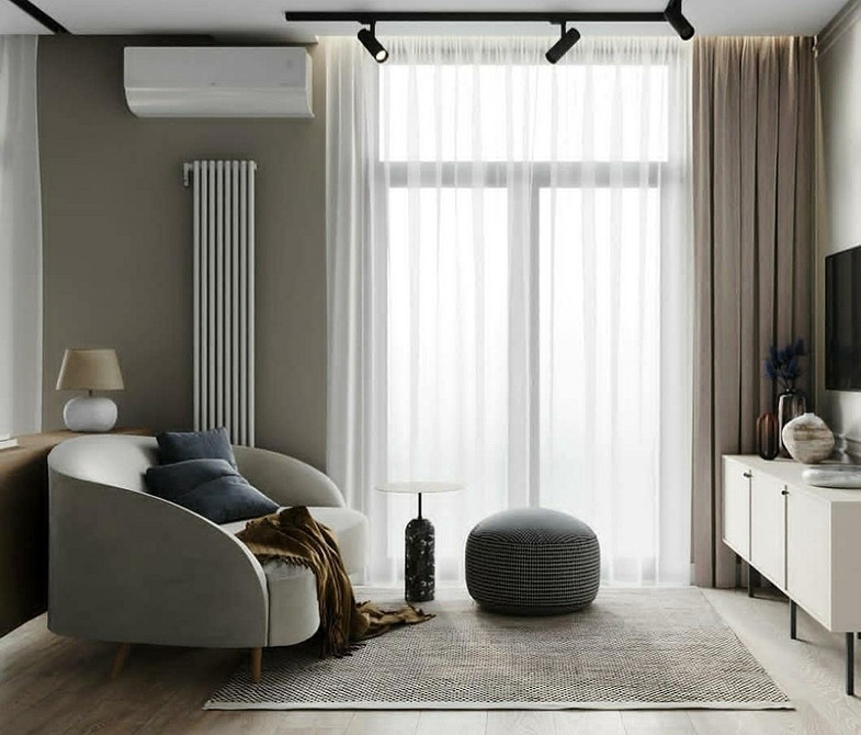 Затишний білий диван з подушками в світлому інтер'єрі, комфортний відпочинок.