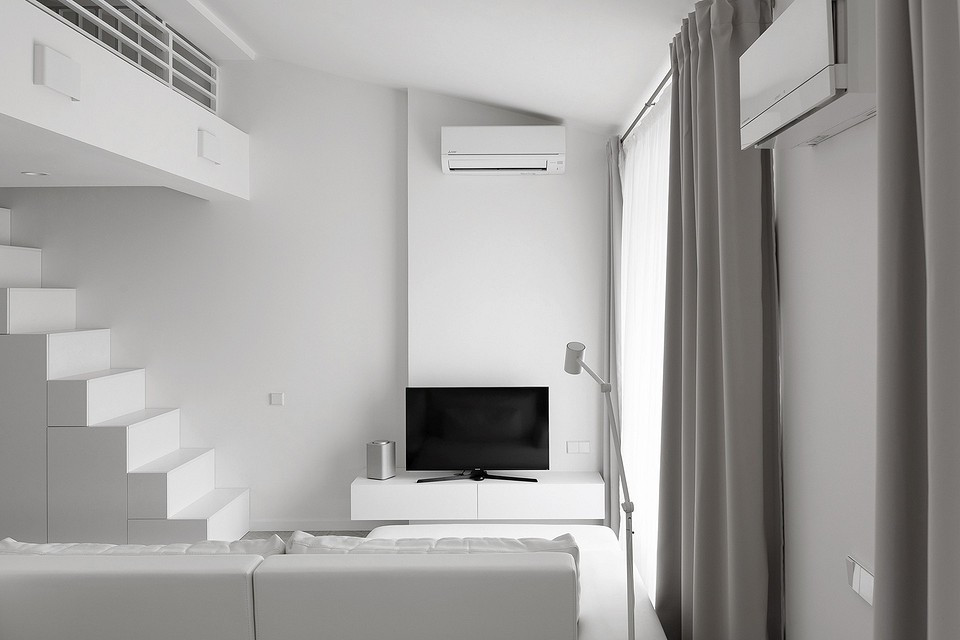 Простора вітальня з білим диваном та великим вікном. Вибираємо ідеальний диван.