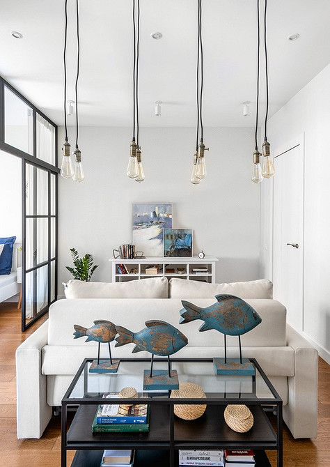 Елегантний білий диван з високою спинкою в класичному інтер'єрі з елементами розкоші.