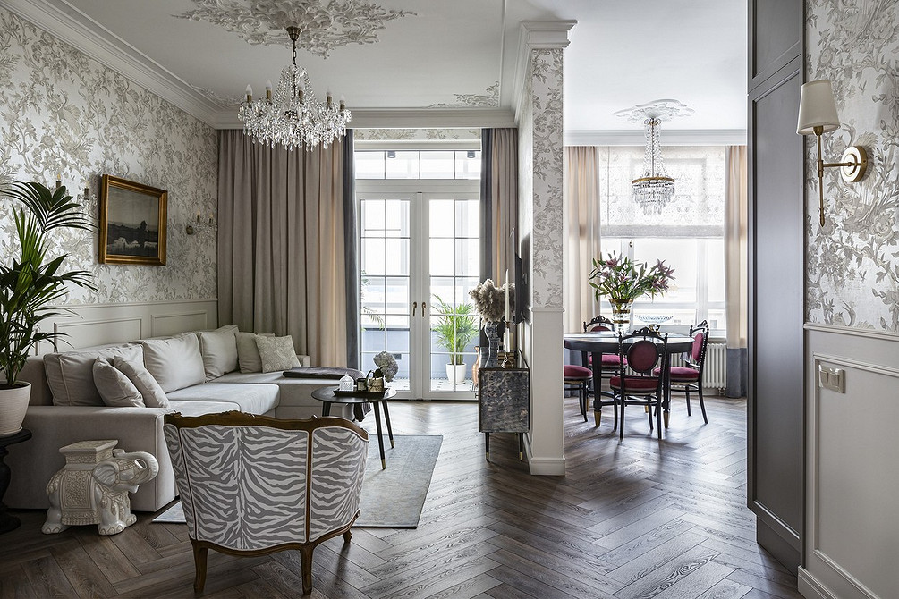 Класичний білий диван з м'якими подушками у світлій вітальні, елегантний інтер'єр