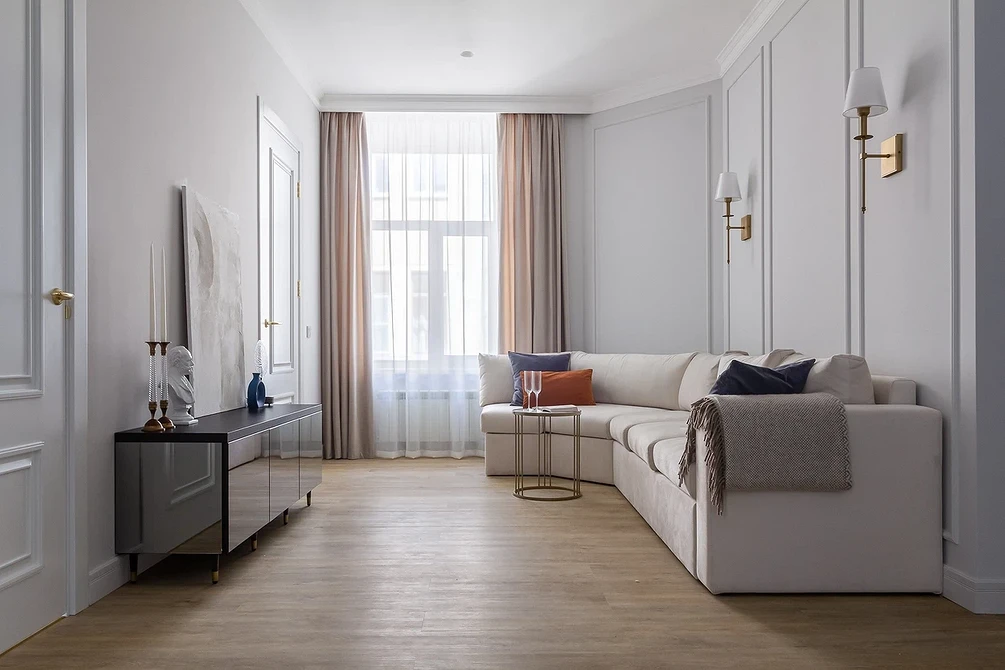 Сучасний білий диван в інтер'єрі: ідеальний для відпочинку та релаксації.