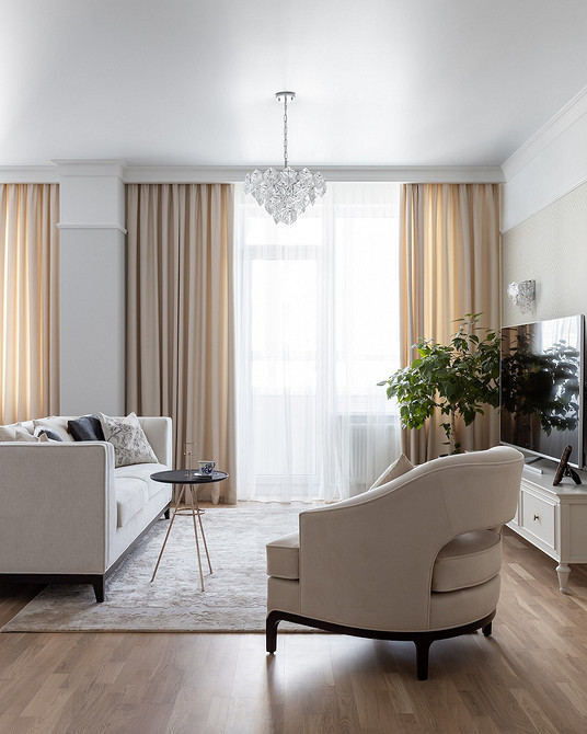 Білий диван з декоративними подушками та пледом. Стиль та дизайн диванів.