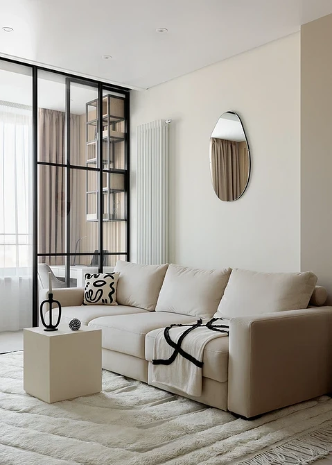 Світлий диван у скандинавському стилі з подушками для затишної вітальні.