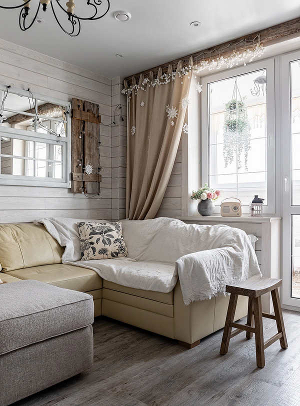 Стильний бежевий диван з подушками: елегантний дизайн інтер'єру вітальні