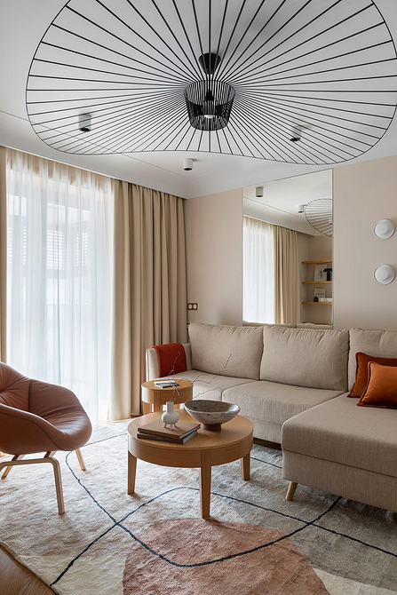 Елегантний бежевий диван в мінімалістичному інтер'єрі вітальні