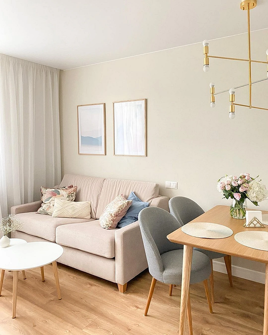 Бежевий шкіряний диван у вітальні: розкішний вигляд та довговічність в одному предметі меблів.