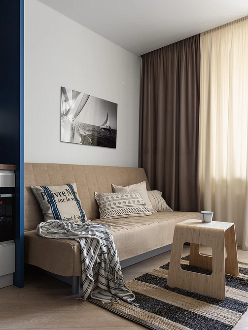 Бежевий диван з велюровою оббивкою та декоративними подушками, елегантний дизайн.