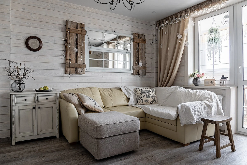 Стильний бежевий диван у світлій вітальні, що гармонійно поєднується з інтер'єром.