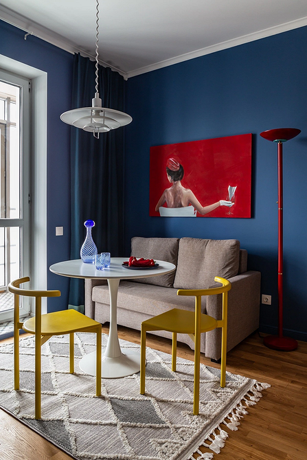 Світла вітальня з бежевим диваном та дерев'яними елементами: природна гармонія та еко-дизайн.