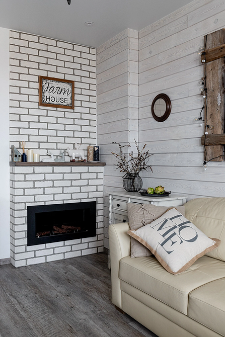 Елегантний бежевий кутовий диван з журнальним столиком і рослинами для гармонії