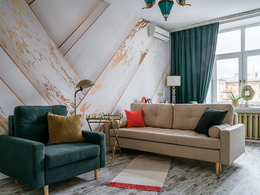 Бежевий диван у вітальні з каміном та книжковими полицями