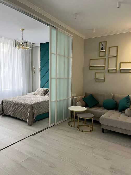 Інтер'єр вітальні з великим бежевим диваном та журнальним столиком