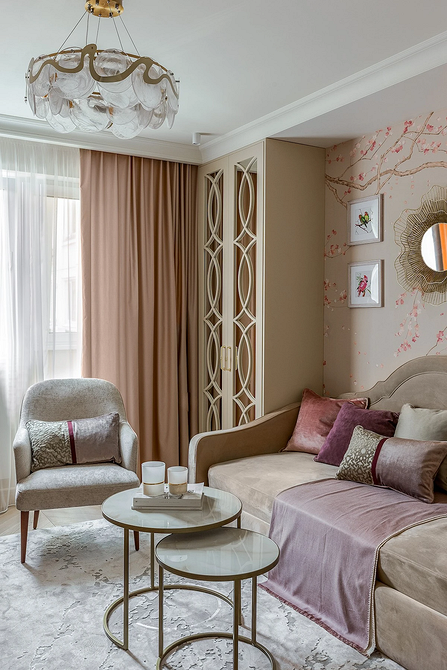 Сучасна вітальня з мінімалістичним бежевим диваном та темними акцентами