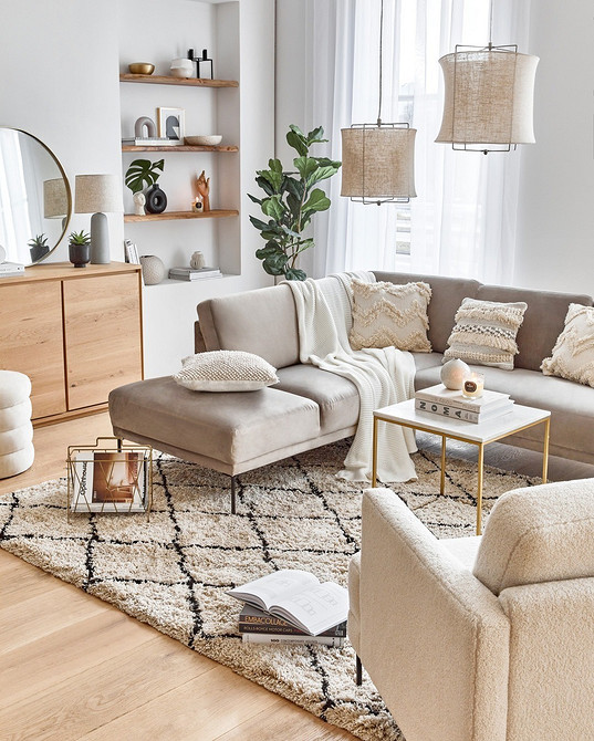 Бежевий диван з текстильною оббивкою в скандинавському стилі з дерев'яними ніжками.