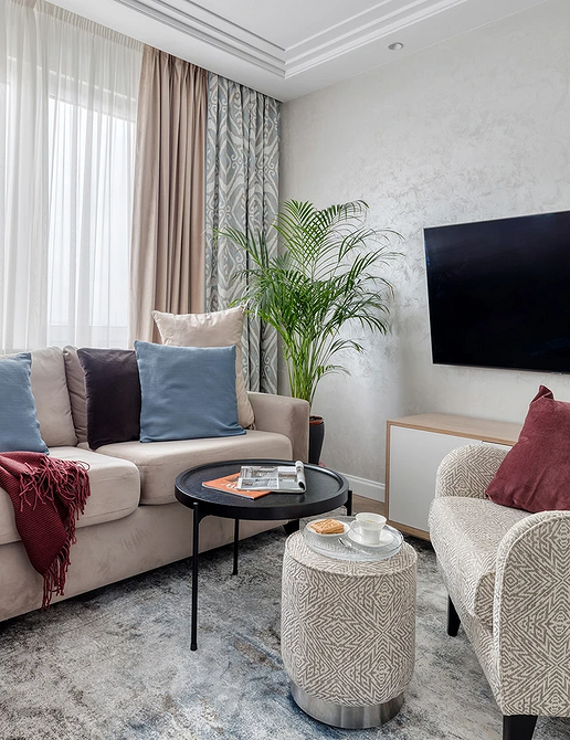 Вітальня в скандинавському стилі з бежевим диваном та дерев'яними елементами