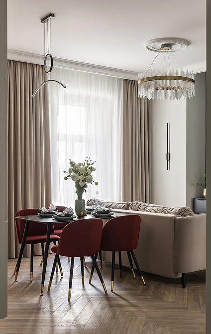 Елегантний бежевий диван з журнальним столиком та квітами у вазі