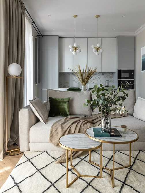 Простора вітальня з кутовим бежевим диваном та панорамними вікнами