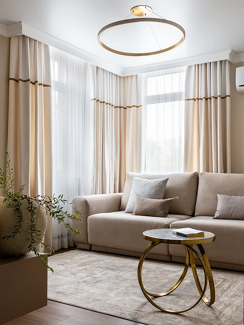 Простий бежевий диван мінімалістичного дизайну в скандинавському інтер'єрі, світлі кольори.