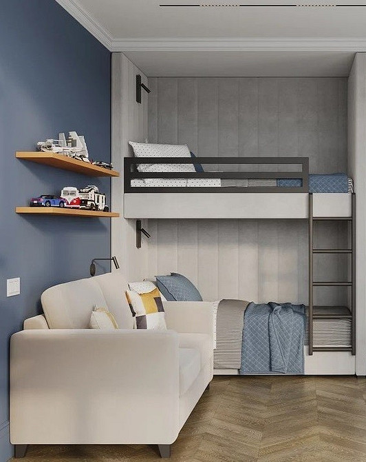 Світла вітальня з бежевим диваном та акцентними синіми подушками для контрасту.