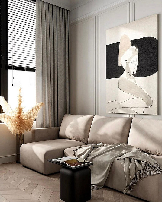 Бежевий кутовий диван у світлій вітальні з дерев'яними елементами