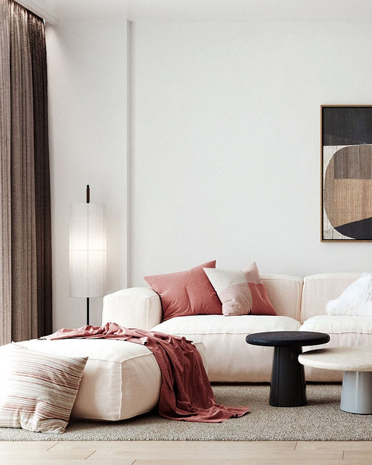 Класична вітальня з бежевим диваном, килимом з візерунком та люстрою