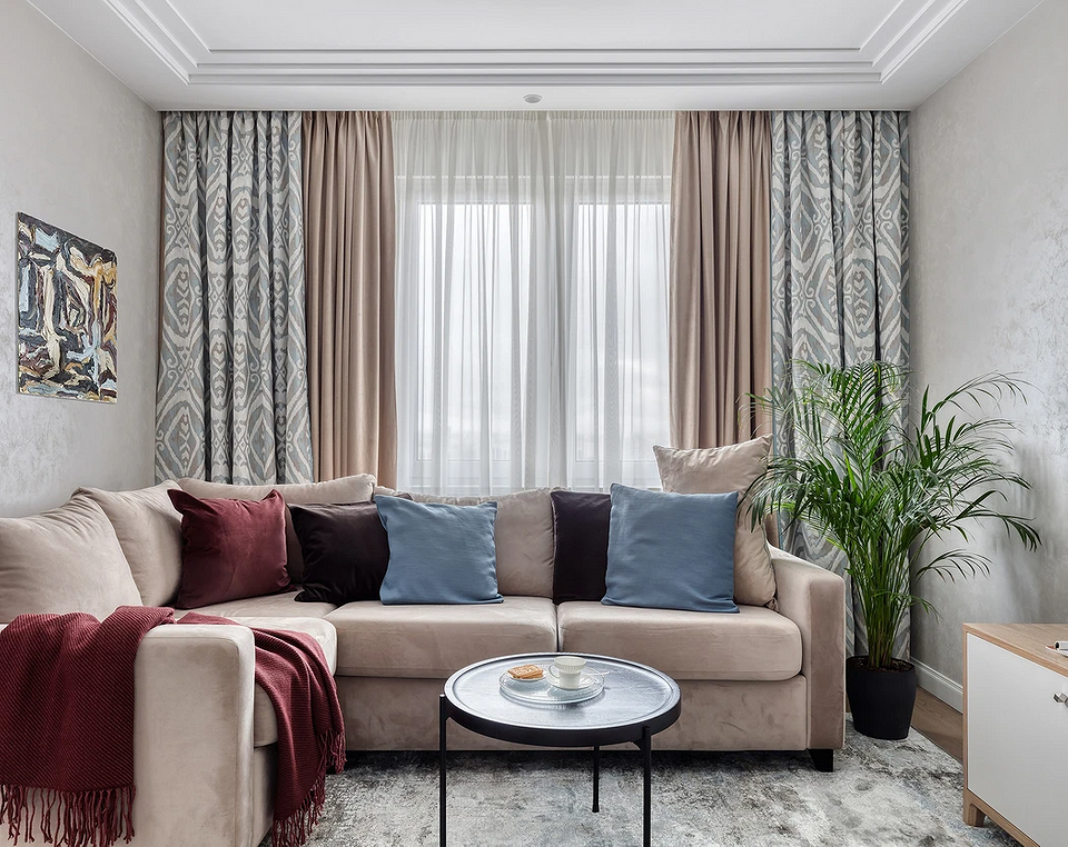 Світлий бежевий диван в інтер'єрі вітальні: вибір, поєднання та догляд за меблями