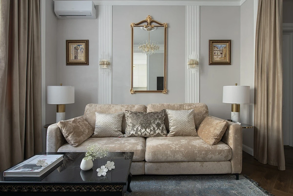 Бежевий диван у стилі мінімалізм з сірими подушками та простими лініями дизайну.