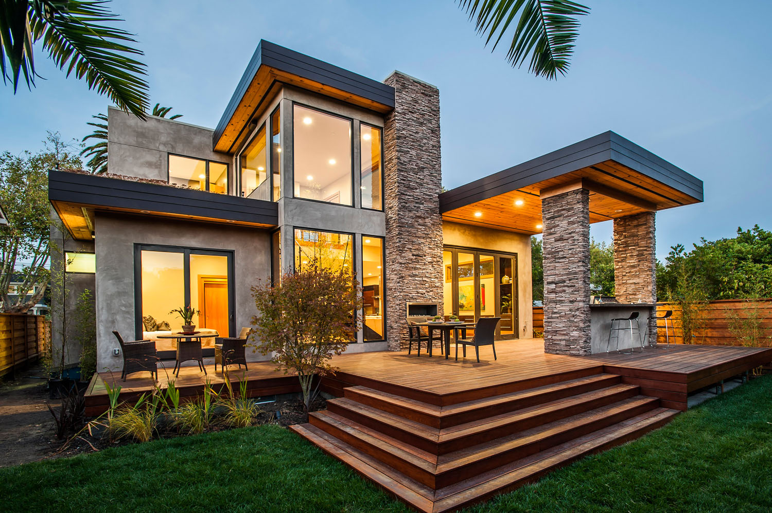 Кімната в приватному будинку з каміном та дерев'яними елементами: переваги будинку