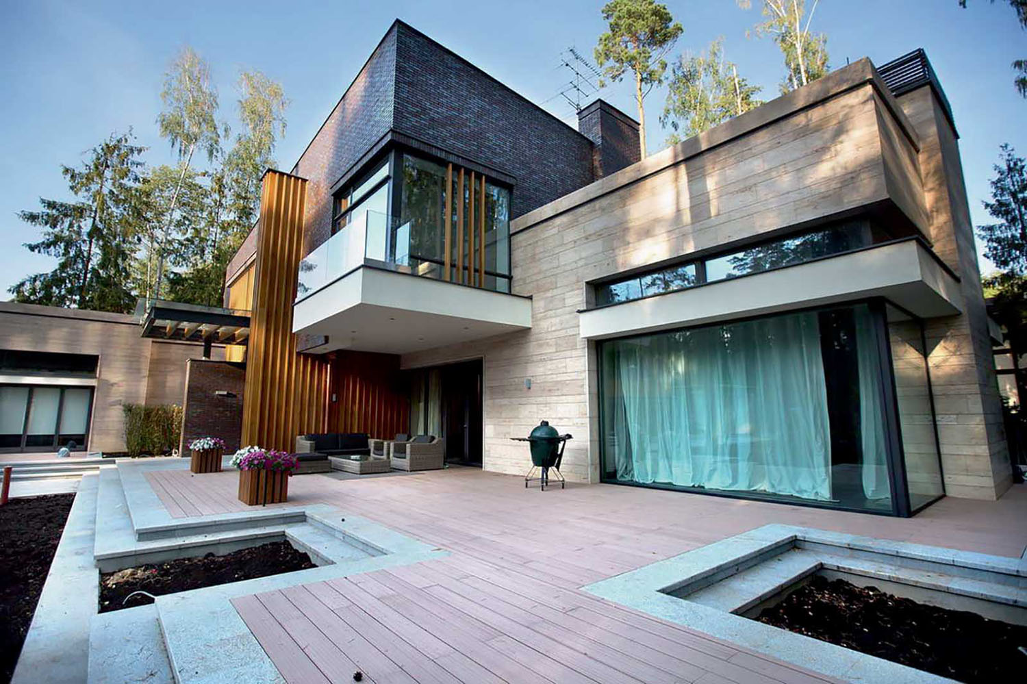 Вигляд на сучасний житловий комплекс з паркінгом: вибір між квартирою