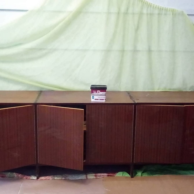 Оновлення меблів: перетворення старої стінки в сучасний та функціональний предмет інтер'єру.