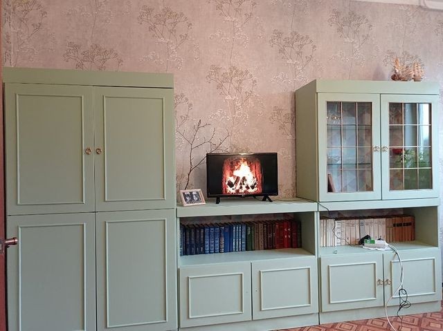 Реставрація старої стінки: приклад використання різних технік для оновлення меблів.