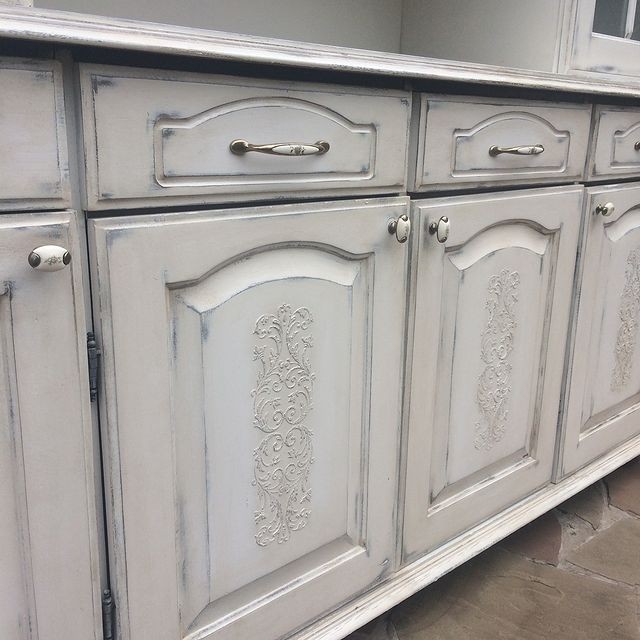 Переробка старої меблевої стінки: вдалий приклад реставрації та оновлення дизайну.