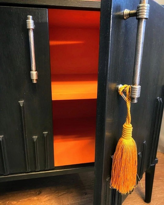 Стильна переробка старої тумбочки: використання сучасних технік та матеріалів для декору