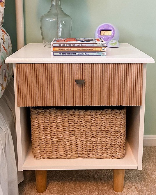 Натхненний приклад переробки старої тумбочки з використанням нових кольорів та фурнітури