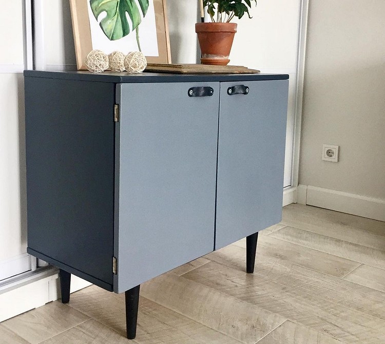 Варіант відновлення старої тумбочки: перефарбування та додавання нових декоративних елементів