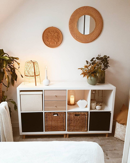 Креативні ідеї використання стелажа Каллакс ІКЕА в різних кімнатах: вітальня, дитяча, кабінет.