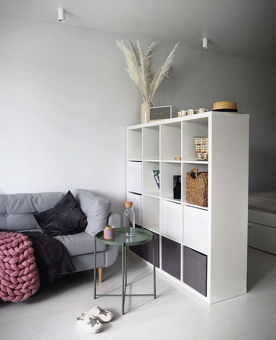 Ідеї перетворення стелажа Каллакс: стильний робочий простір з інтегрованим столом та полицями.